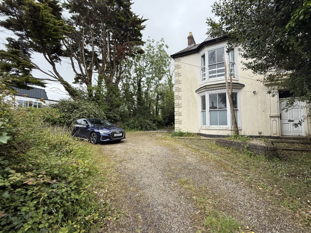 Lot: 133 - SEMI-DETACHED HOUSE IN NEED OF RENOVATION WITH PLANNING FOR DETACHED ANNEXE - Driveway and Parking